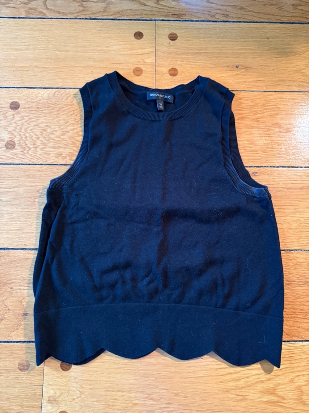 Banana Republic Black Scalloped Hem Sleeveless Knit Tank
